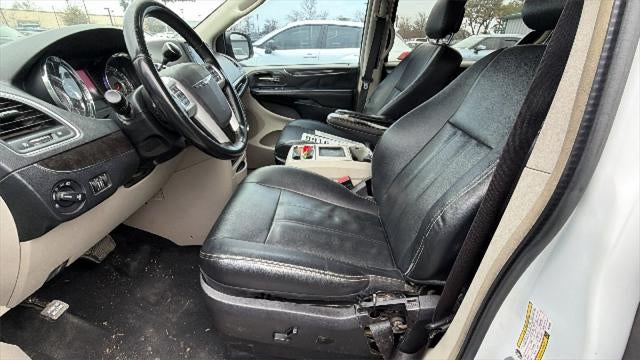 2016 Chrysler Town & Country Touring