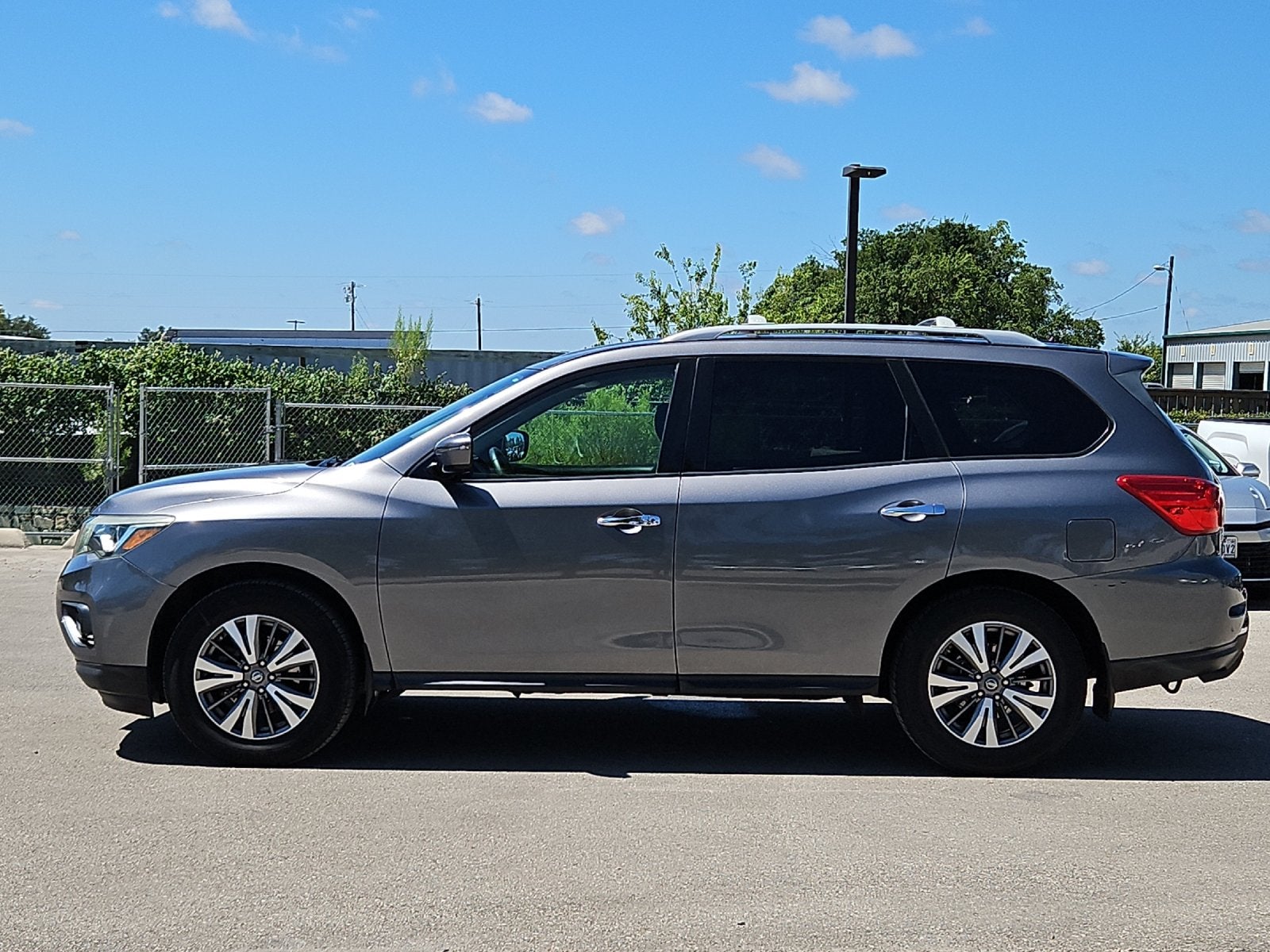 Used 2017 Nissan Pathfinder SV with VIN 5N1DR2MN4HC905811 for sale in Boerne, TX