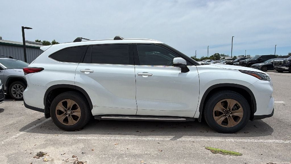 2022 Toyota Highlander Hybrid Bronze Edition
