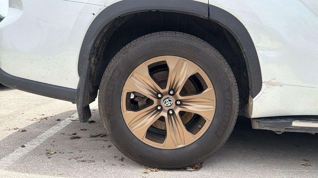2022 Toyota Highlander Hybrid Bronze Edition