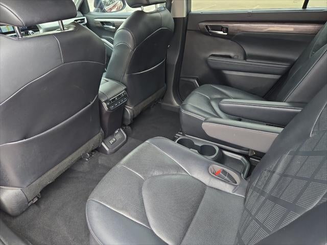 2022 Toyota Highlander Hybrid Platinum