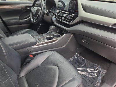 2022 Toyota Highlander Hybrid Platinum