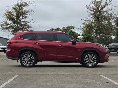 2022 Toyota Highlander Hybrid Platinum
