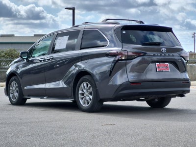 2025 Toyota Sienna XLE 8 Passenger