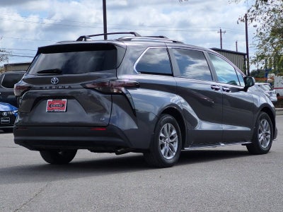 2025 Toyota Sienna XLE 8 Passenger