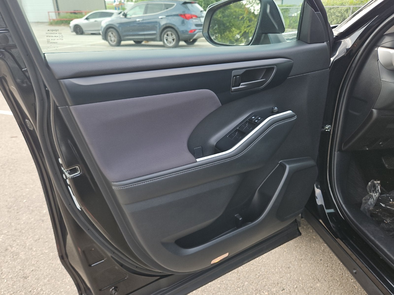 2025 Toyota Highlander LE - Photo 10