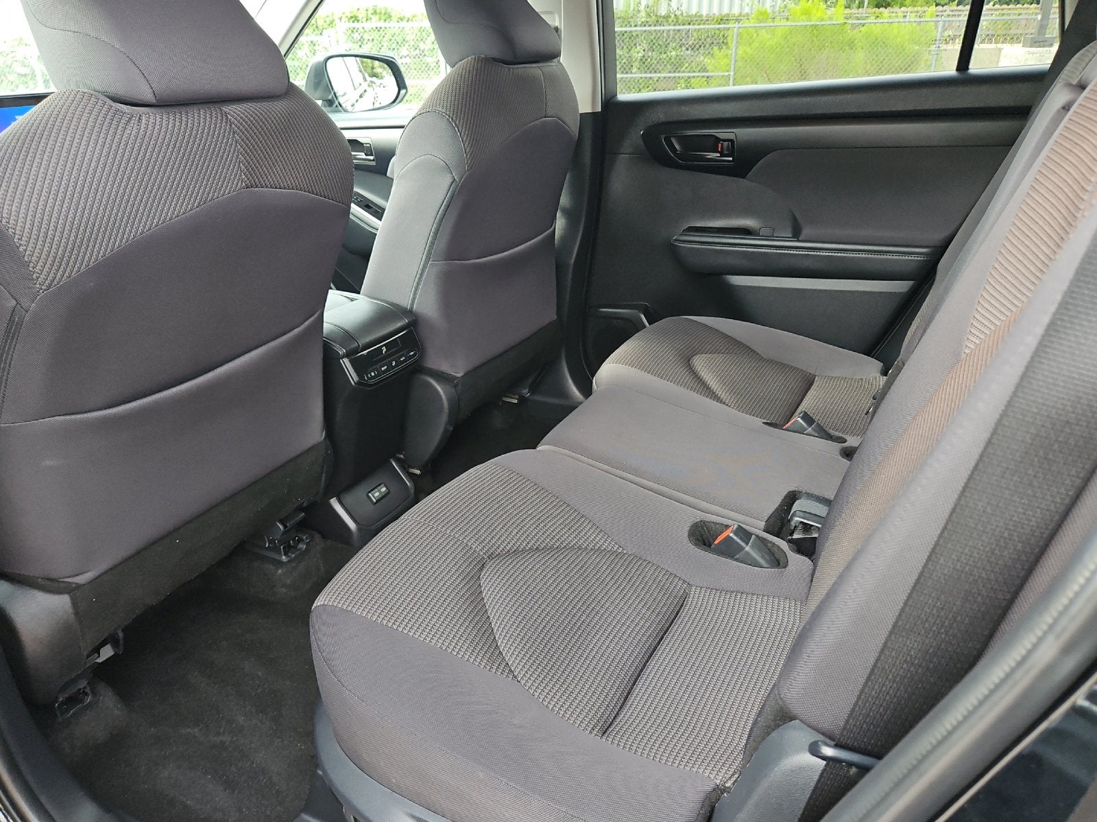 2025 Toyota Highlander LE - Photo 11