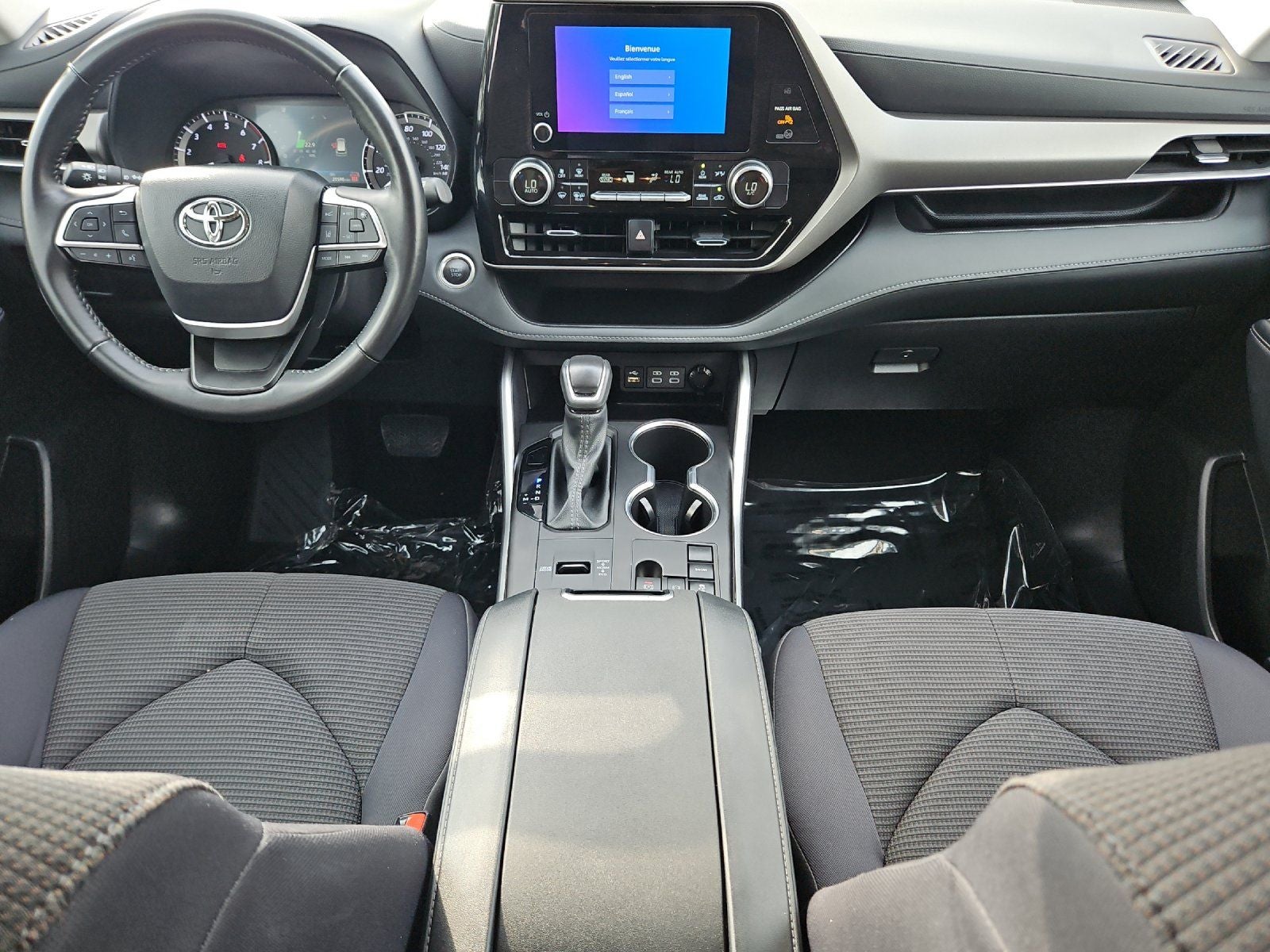 2025 Toyota Highlander LE - Photo 12