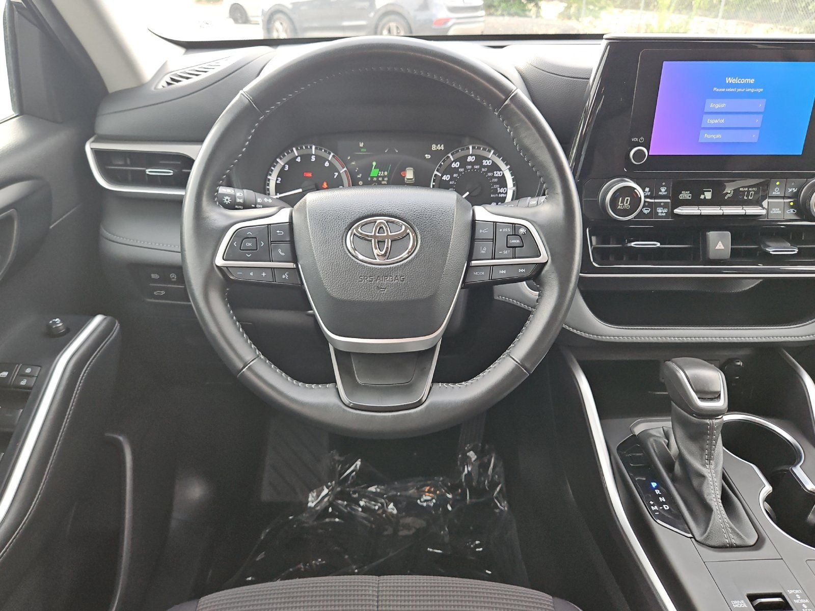 2025 Toyota Highlander LE - Photo 13