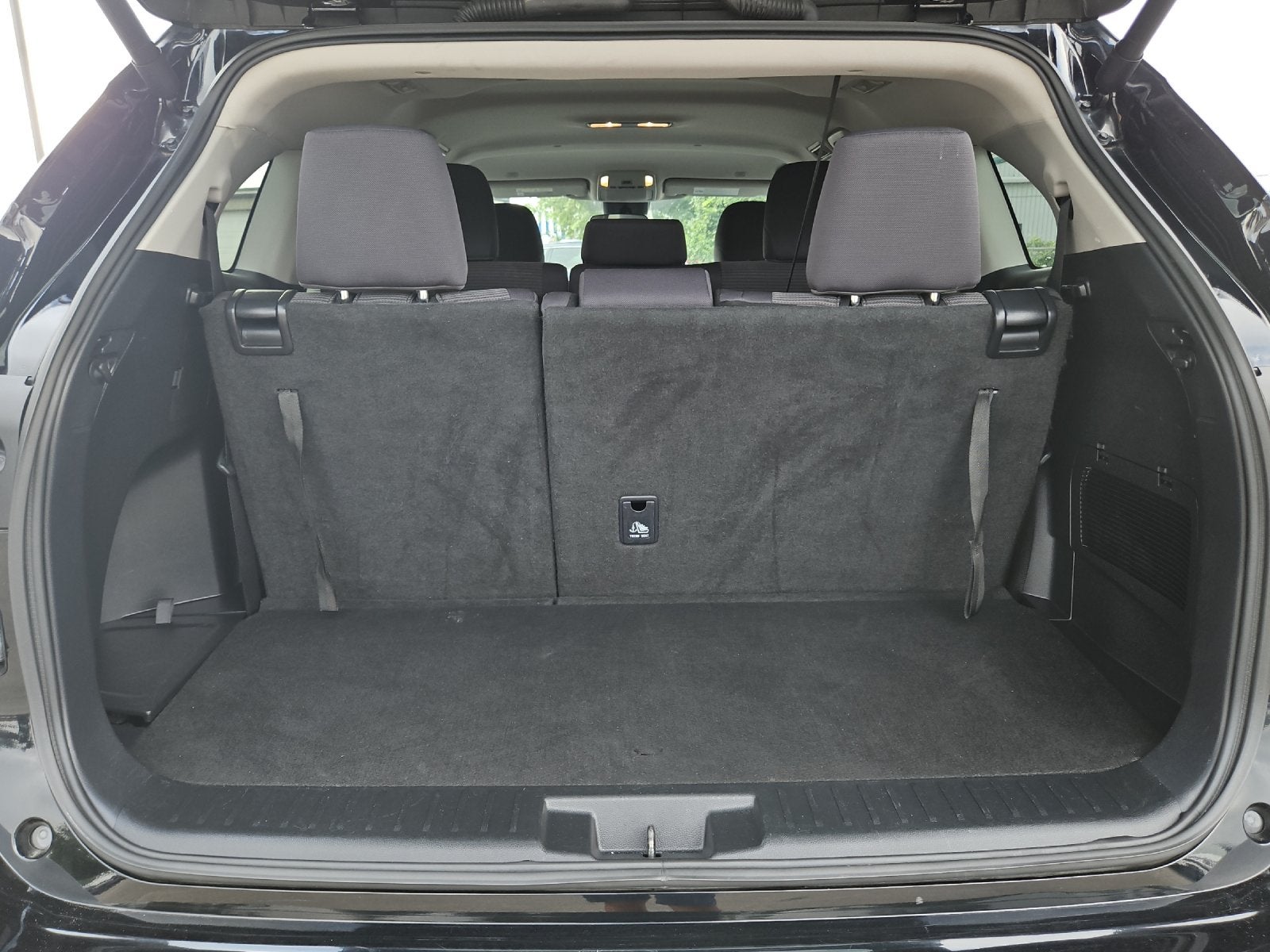2025 Toyota Highlander LE - Photo 15