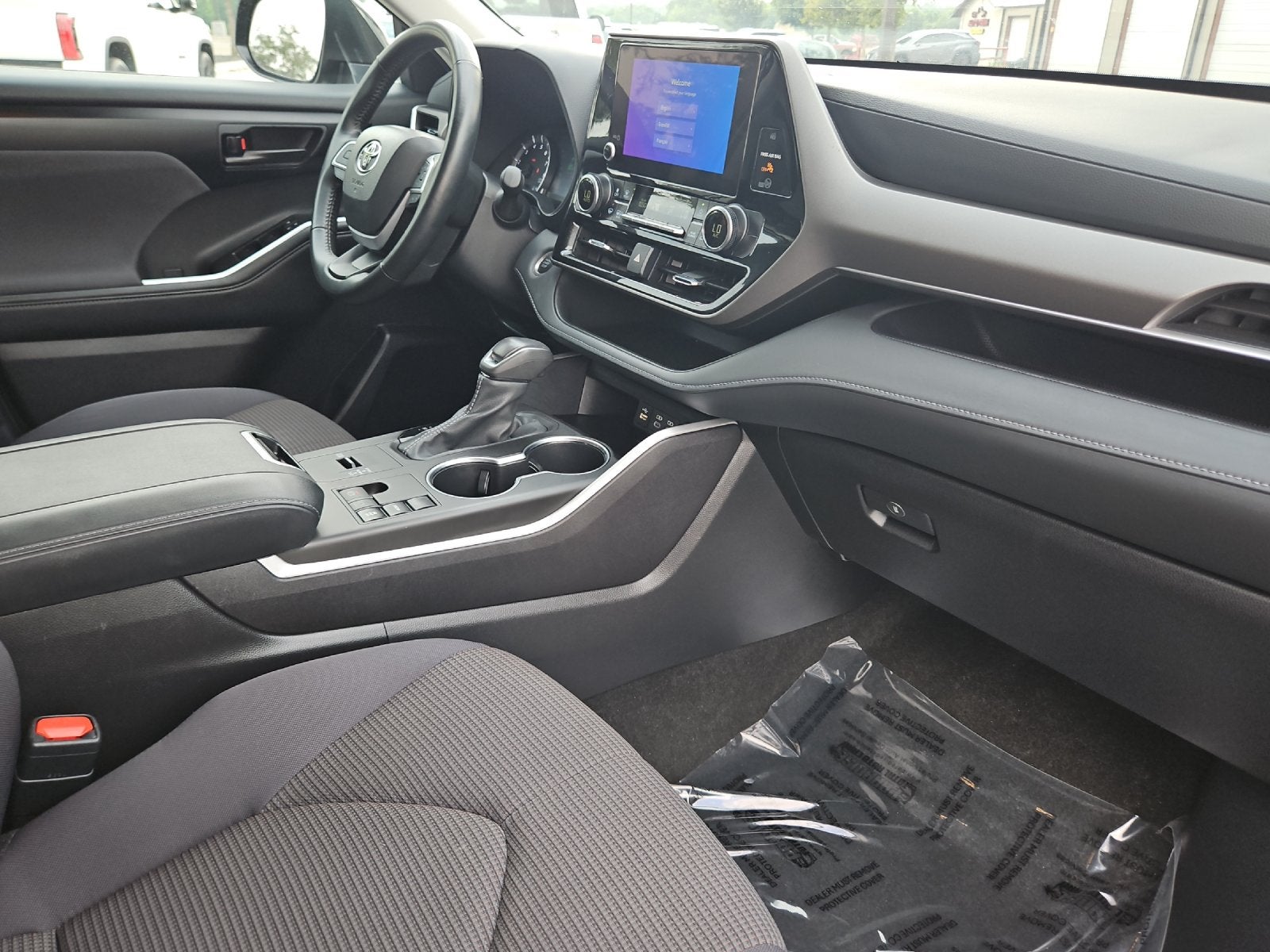 2025 Toyota Highlander LE - Photo 16