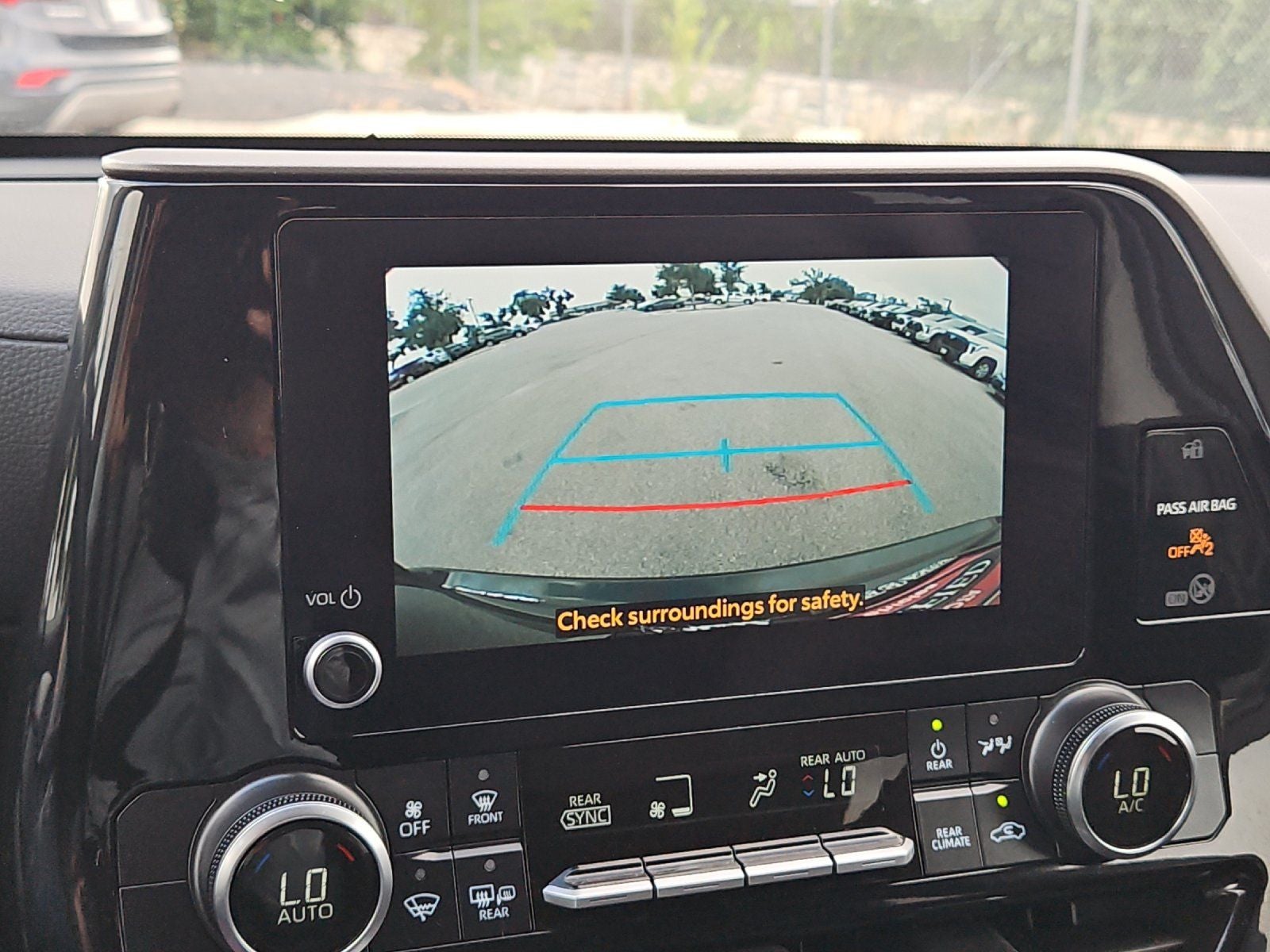2025 Toyota Highlander LE - Photo 18