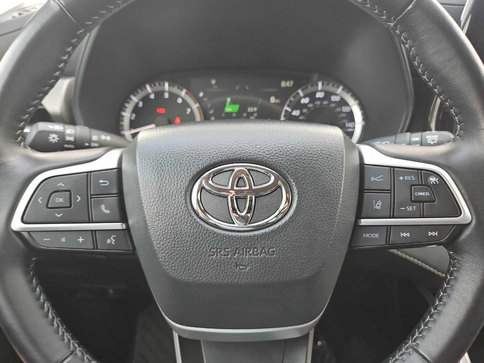 2025 Toyota Highlander LE - Photo 22