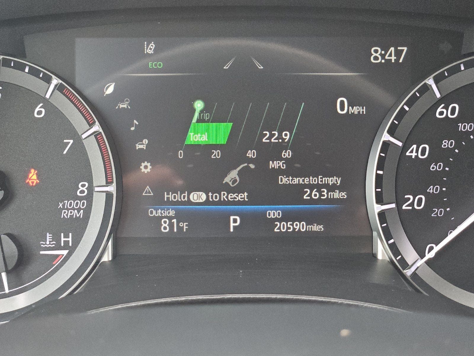 2025 Toyota Highlander LE - Photo 26