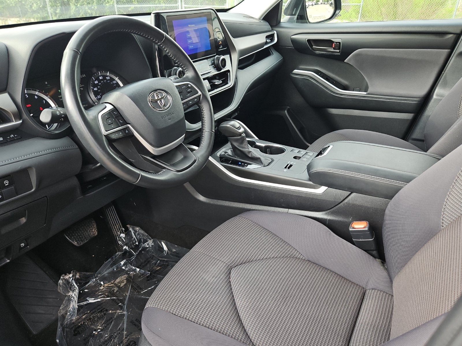 2025 Toyota Highlander LE - Photo 9