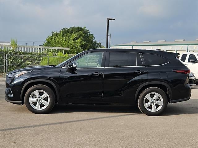 2025 Toyota Highlander LE - Photo 29