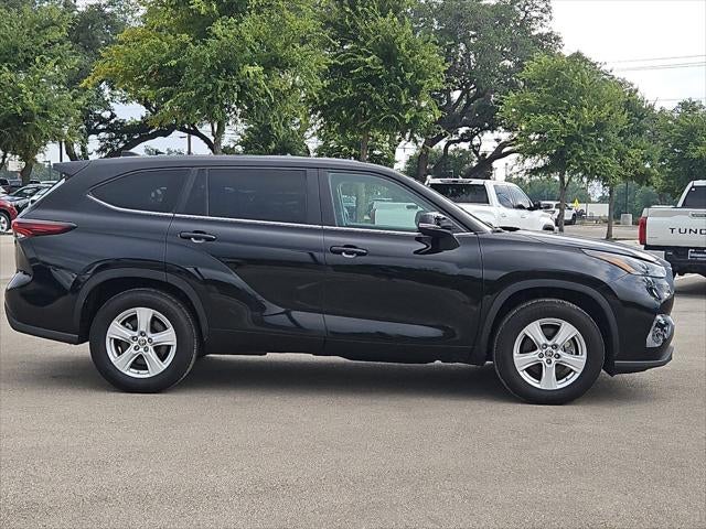 2025 Toyota Highlander LE - Photo 33