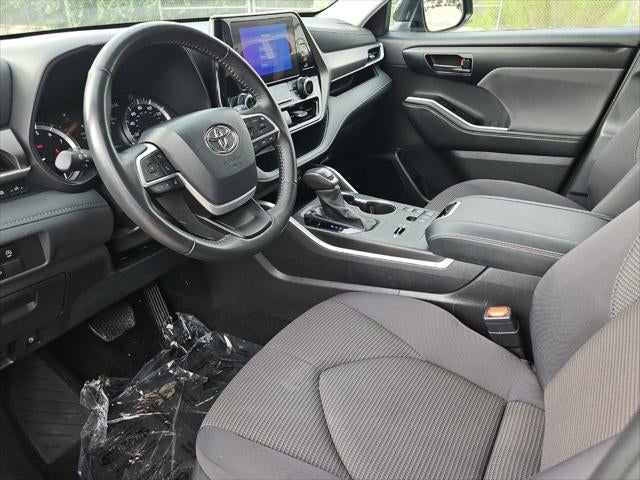 2025 Toyota Highlander LE - Photo 36