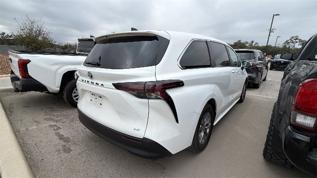 2025 Toyota Sienna LE 8 Passenger