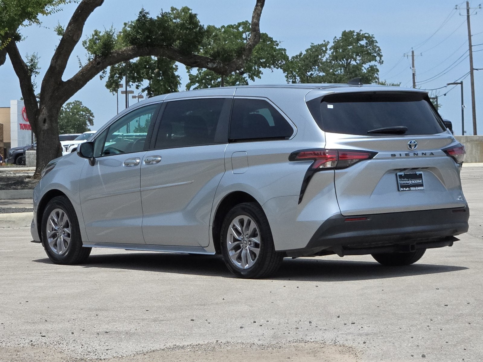 2022 Toyota Sienna LE 8 Passenger