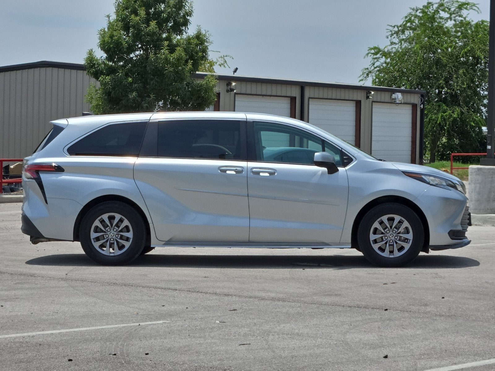 2022 Toyota Sienna LE 8 Passenger