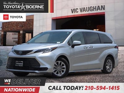 2022 Toyota Sienna LE 8 Passenger