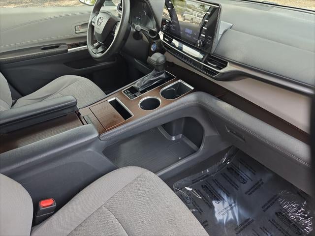 2022 Toyota Sienna LE 8 Passenger