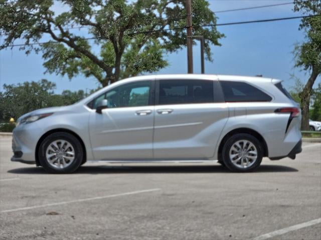 2022 Toyota Sienna LE 8 Passenger