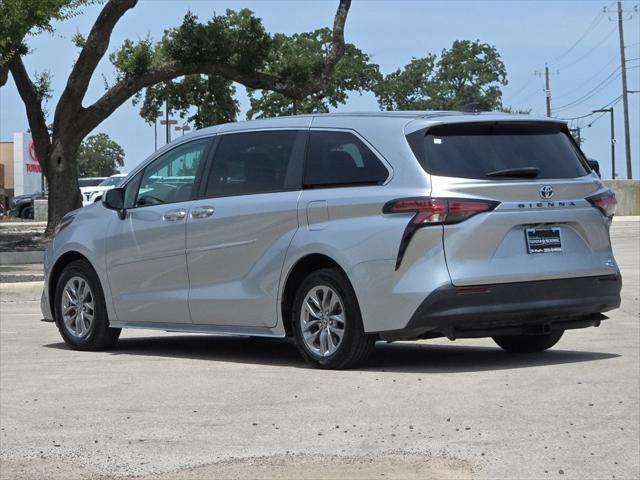 2022 Toyota Sienna LE 8 Passenger