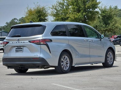 2022 Toyota Sienna LE 8 Passenger