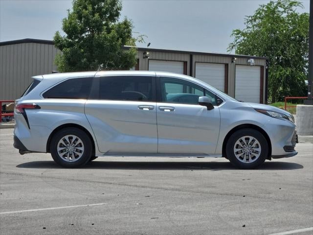 2022 Toyota Sienna LE 8 Passenger