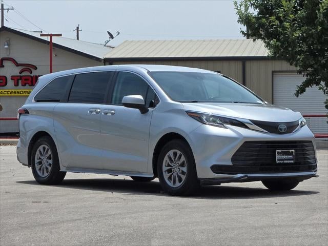 2022 Toyota Sienna LE 8 Passenger