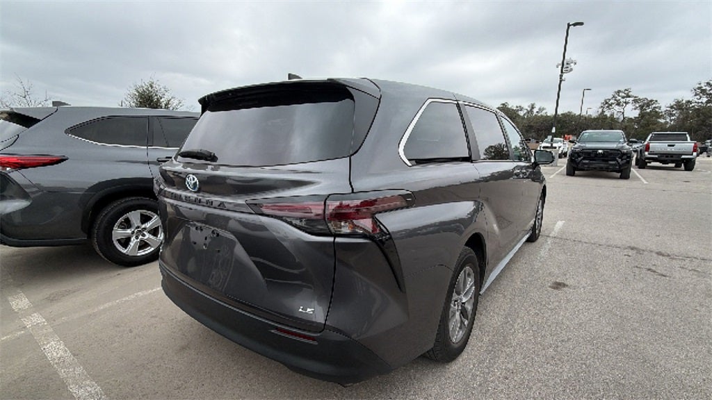 2025 Toyota Sienna LE 8 Passenger