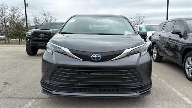 2025 Toyota Sienna LE 8 Passenger