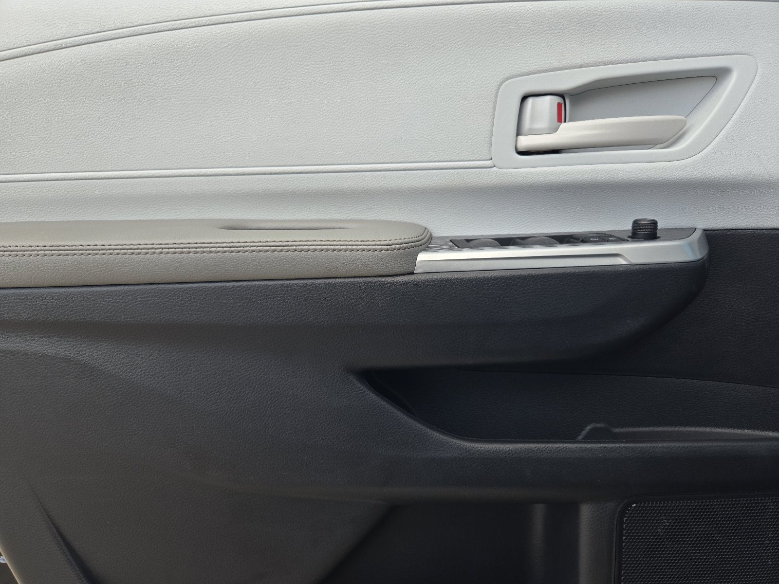 2025 Toyota Sienna LE 8 Passenger