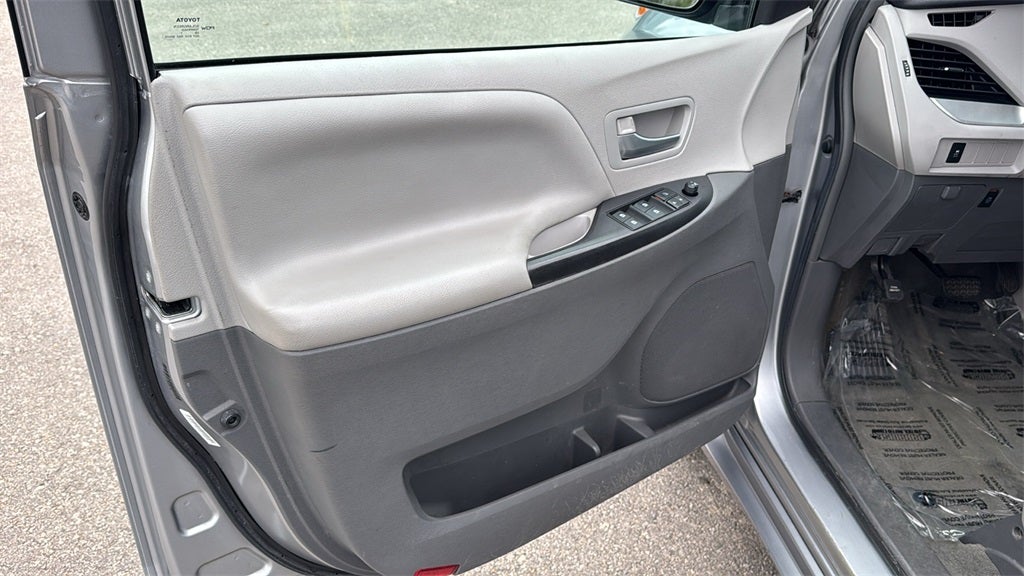 2017 Toyota Sienna LE 8 Passenger