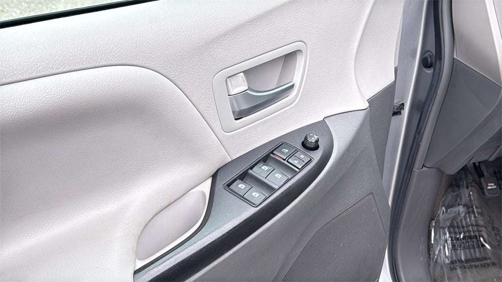 2017 Toyota Sienna LE 8 Passenger