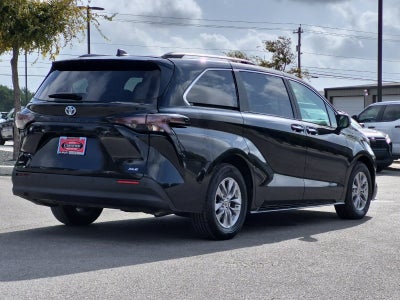 2025 Toyota Sienna XLE 8 Passenger