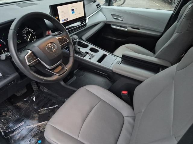 2025 Toyota Sienna XLE 8 Passenger